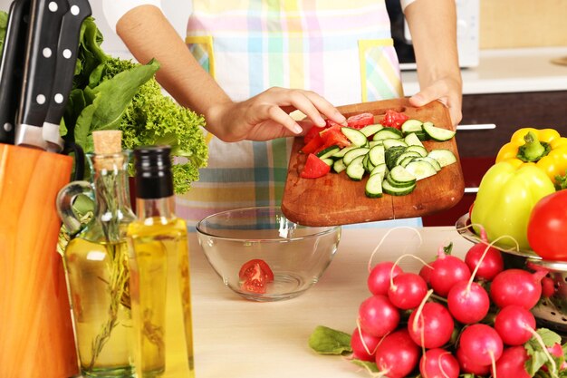 przygotowywanie składników na kuchennym blacie