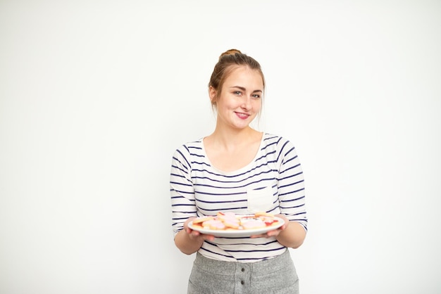 osoba trzymająca talerz potrawy