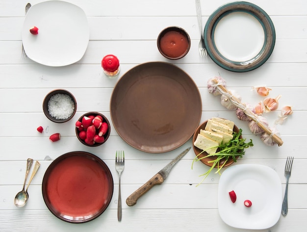 trzy gotowe dania na stole