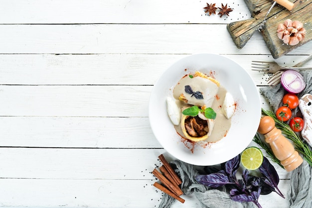 talerz domowego dania na drewnianym stole